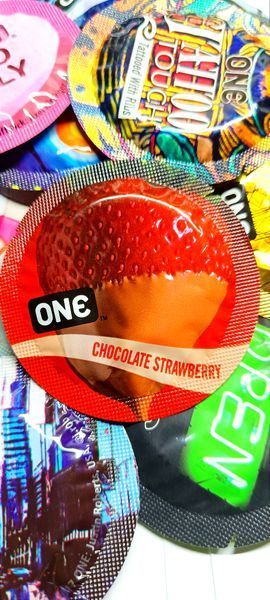 Презервативы ONE Chocolate Strawberry ароматизированные с силиконовой смазкой 1 шт B-ONE-011 фото