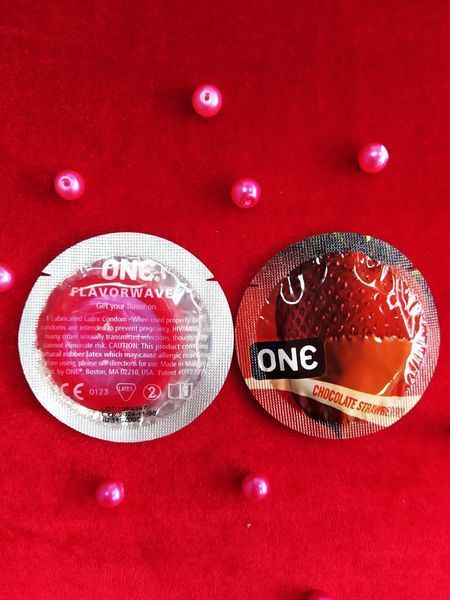 Презервативы ONE Chocolate Strawberry ароматизированные с силиконовой смазкой 1 шт B-ONE-011 фото